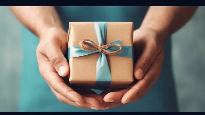 هدية النجاح لمسة من العائلة تبقى للأبد في كل لحظة إنجاز وفي كل شهادة تقطف بعد تعب السنين يقف صندوق العائلة ليحتفي بأبنائه وبناته من المتفوقين ويقدم لهم هدية النجاح ليس فقط بوصفها تقديرا للتفوق بل عربون وفا ودعامة تحفيز للمستقبلهذه الهدية ليست مجرد غلاف أنيق أو قيمة مادية بل هي رسالة حب من العائلة إلى أبنائها نراك نؤمن بك ونفخر بما صنعتفشكرا لكل مجتهد وهنيئا لك هذه البصمة من العائلة التي ستبقى محفورة في ذاكرتك كلما خطوت نحو المزيد من التميز أقدر أكتب لك عشرات النسخ المتنوعة رسمية عاطفية مرحة أو حتى بصيغة تغريدات أو منشورات شبكات اجتماعية تحبها بشكل دعائي أو ضمن تصميم عرض أو نخصصها لعمر أو فئة معينة